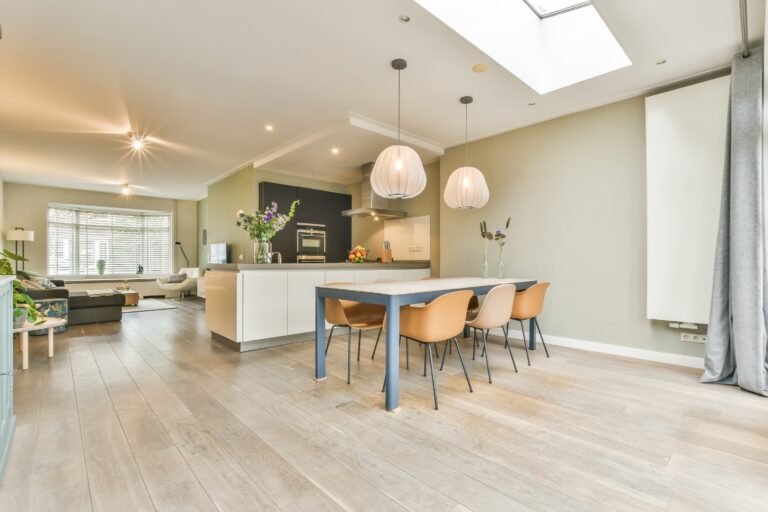 Elegant og moderne stue med lyse gulvflater.